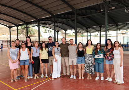 El alcalde, Alfonso García, y la concejala de Educación, Irene Vázquez, junto a los monitores de la ludoteca.