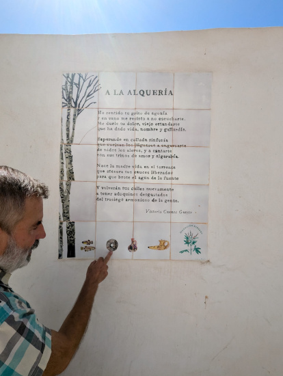 La poesía de Victoria Cuenca, engalana una de las calles de La Alquería.