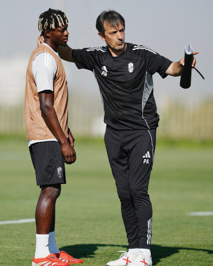 Pacheta explica lo que quiere a sus futbolistas en cada sesión.