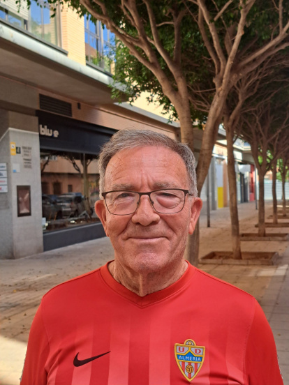 Siempre luciendo los colores de su equipo con inmenso orgullo.