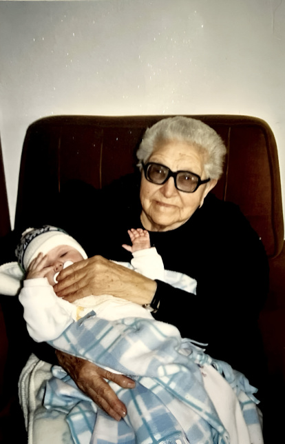 Ana con su bisnieta (2003)