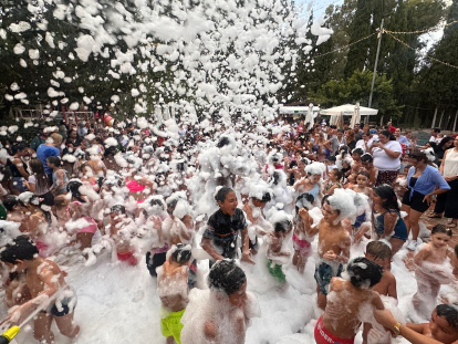 Huercálida ha llevado la fiesta de la espuma a todas las pedanías.