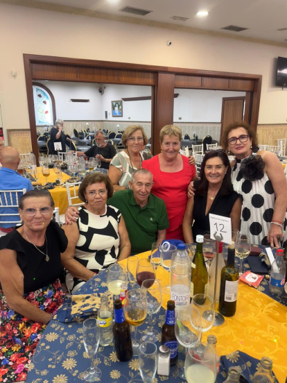 Barrio unido con la comida junto a la Hermandad y la Asociación Santa Ana llena de convivencia.