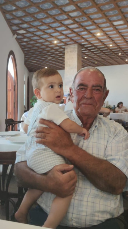 Antonio, marido de Catalina, con su nieto