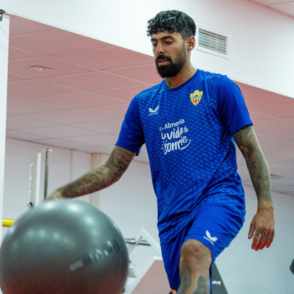 En sus últimos días en el Almería antes de volar a Palma de Mallorca.