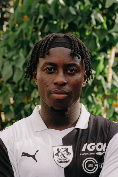 Arvin Appiah posando con su nuevo equipo.