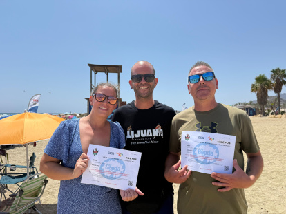 Marina junto a sus amigos, llegados de Rivas, junto a su entrada para la Geoda de Pulpí.