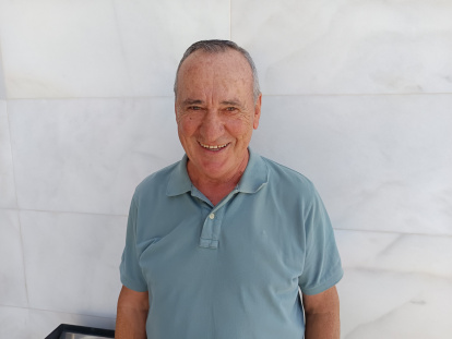 Geromo vive feliz mirando al mar desde un rincón privilegiado de Almería.