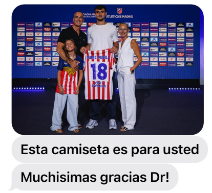 Marc Pubill le hizo llegar una camiseta dedicada del Atlético de Madrid.