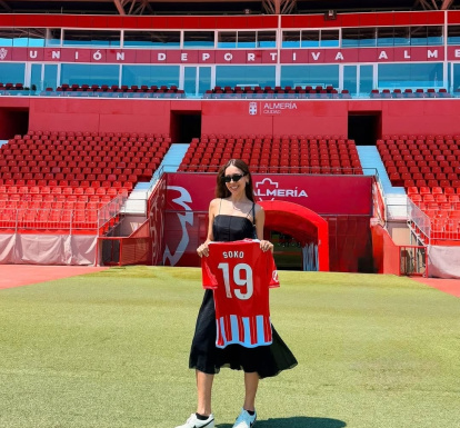 Vanessa Crippa en la hierba del Estadio de los Juegos Mediterráneos.