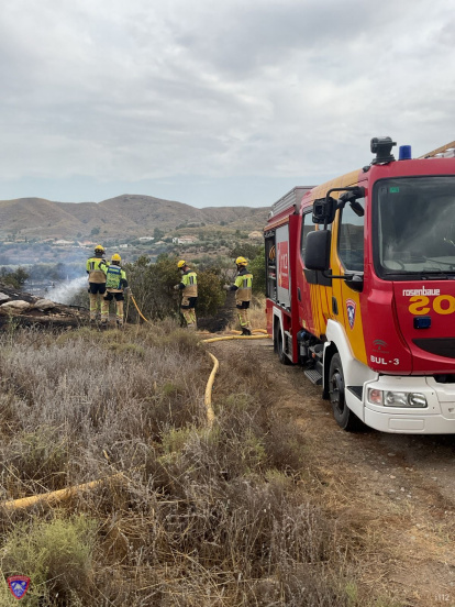 Efectivos de Bomberos del Levante Almeriense en el incendio.