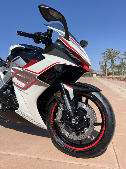 Suspensión delantera Marzocchi y frenos Brembo de cuatro pistones, un equipamiento digno de motos de superior categoría.