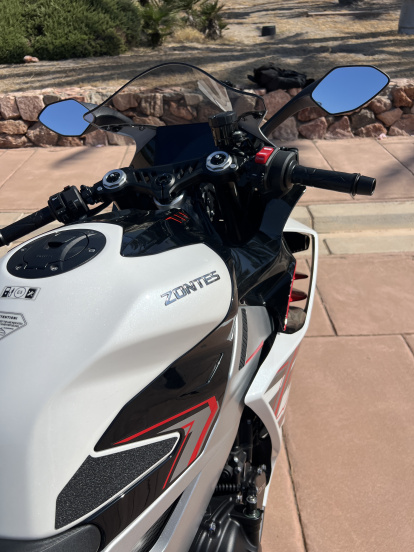 Cockpit con pantalla TFT de 6,75” y mandos rotatorios, con conectividad Mirroring y control de tracción.