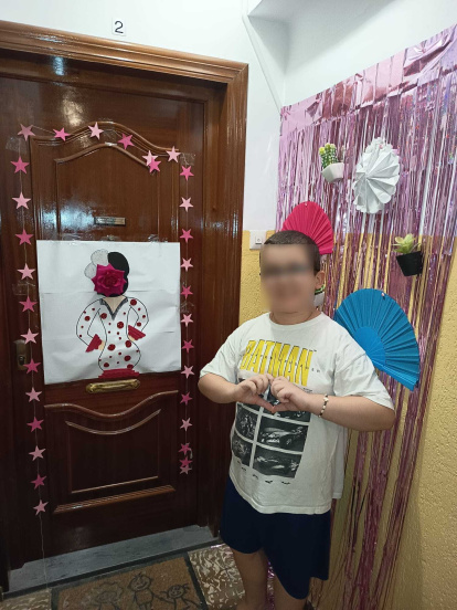 La otra parte del rellano decorada por Lidia con motivo de la Feria de Almería 2025