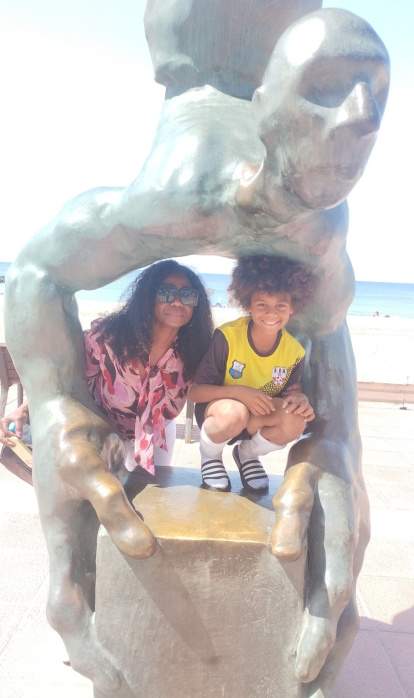 La hermana de Modeste M'Bami visitando el Paseo Marítimo junto a su sobrino Neil.