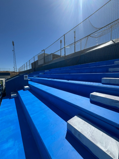 La actuación ha incluido la pintura de las gradas del campo de fútbol.