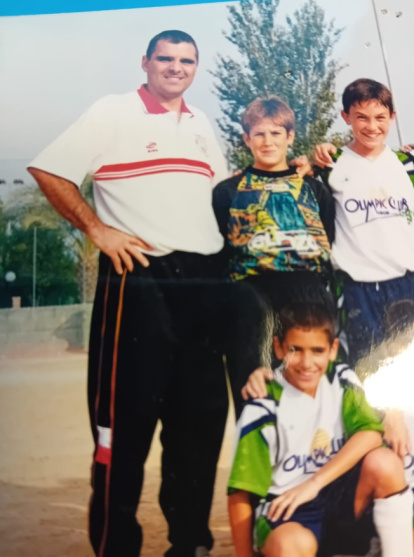 Cholo con Fernando posando juntos en un día de partido.