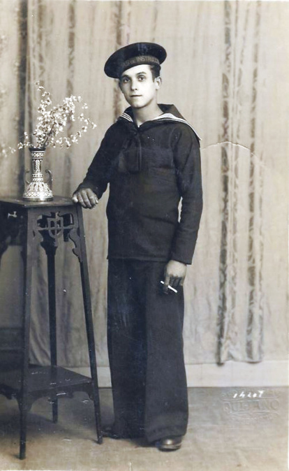 Le tocó hacer el Servicio Militar en La Marina en 1932.