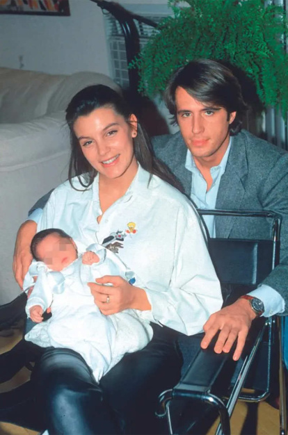 Mar Flores y Carlo Costanzia junto a su hijo Carlo.