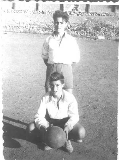 Carlos Ruiz Miras y Gabriel Carrasco en su etapa de futbolistas en el campo del Gas.