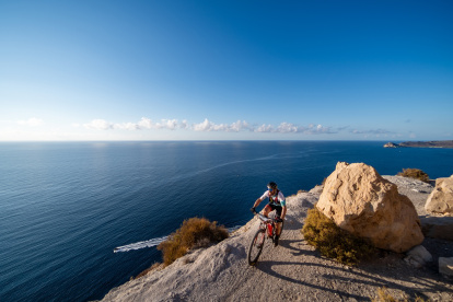 Paisajes increíbles en la primera etapa de la Titan Desert que llegó a El Toyo.