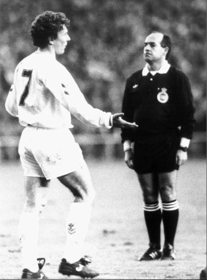 Andújar Oliver fue un colegiado enérgico y no pasaba una.