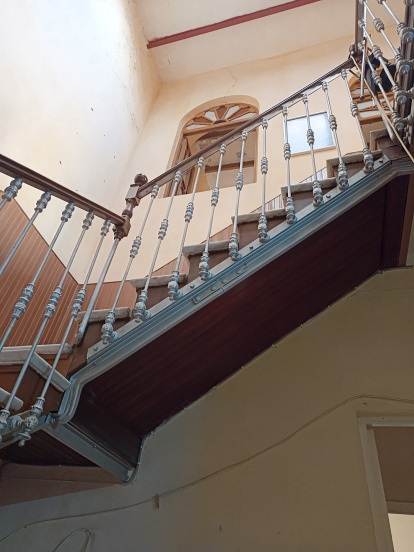 Raíles del ferrocarril sujetan esta escalera que es la parte central de la casa.