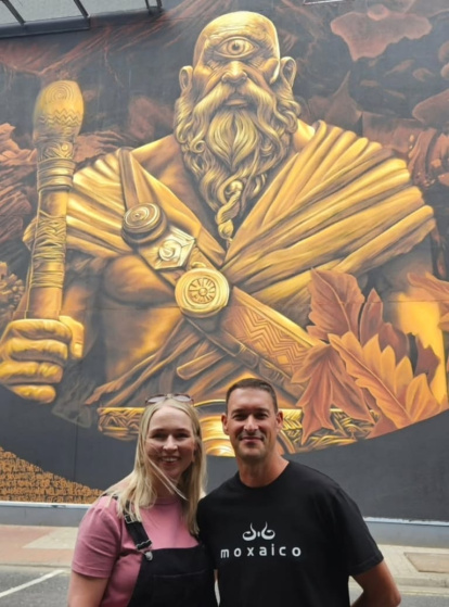 El artista almeriense posando delante de su obra.