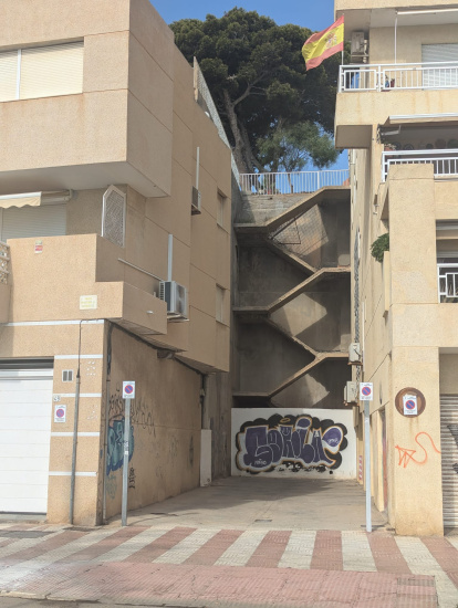 Las escalinatas tapiadas y en construcción con salida a un chalet privado.