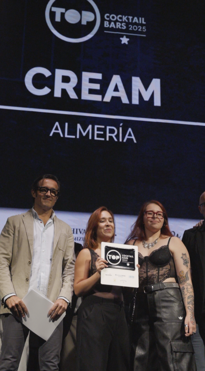 Parte del equipo recogiendo el reconocimiento de Top Cocktail Bars.