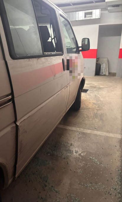 Ventanilla rota de la furgoneta de trabajo del vecino que ha sufrido el robo.