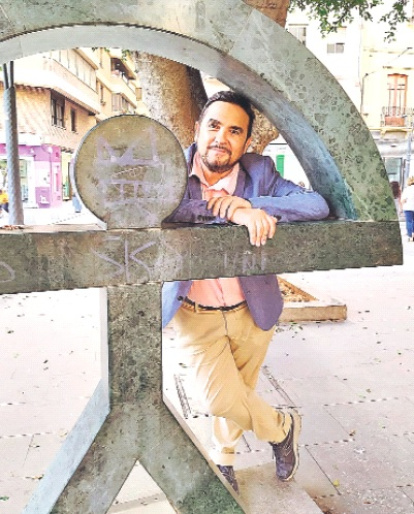 Junto a uno de los indalos de la capital almeriense.