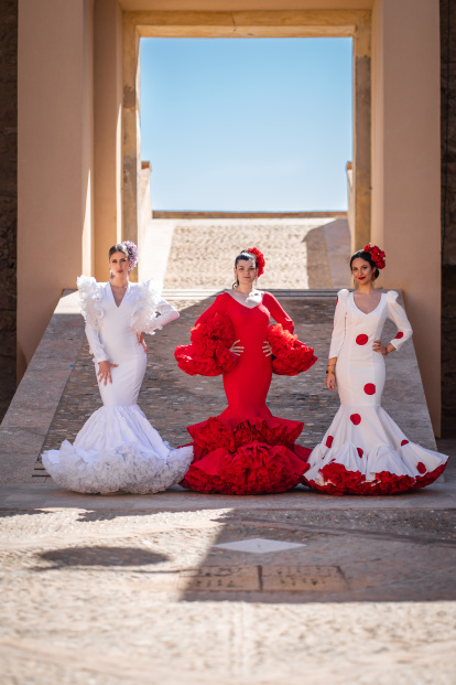 Diseños de la última colección de Islu Creaciones, donde predominan los volúmenes, los colores clásicos y la fuerza del rojo.