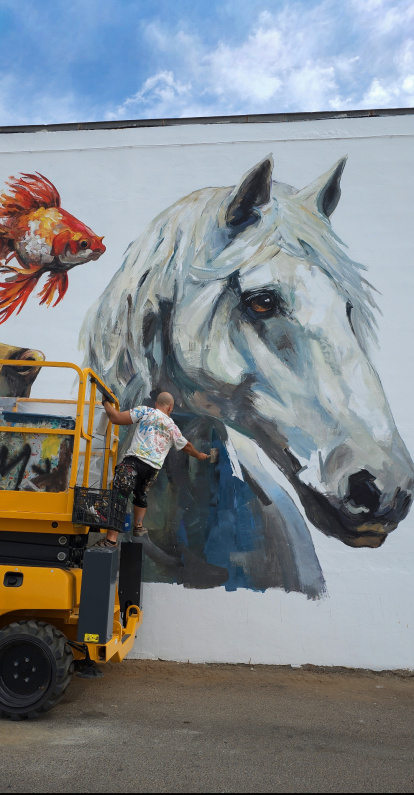 Francisco Fajardo pintando el mural de Pets Paradise.