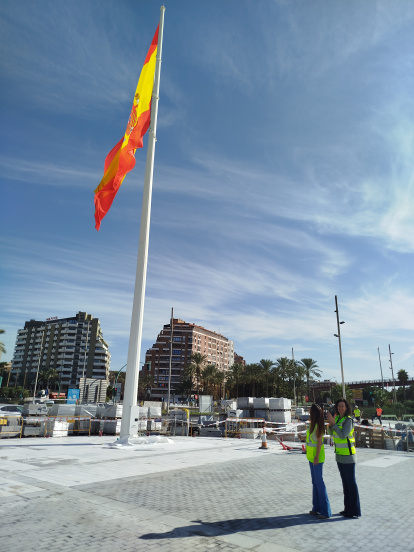 Izada de prueba de la gran bandera que ondeará en el Puerto de Almería