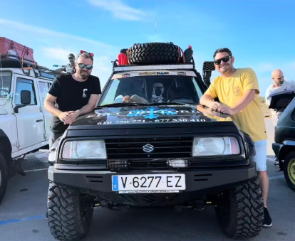 José González y Felipe Kirsch con su coche del Chatarras Raid.