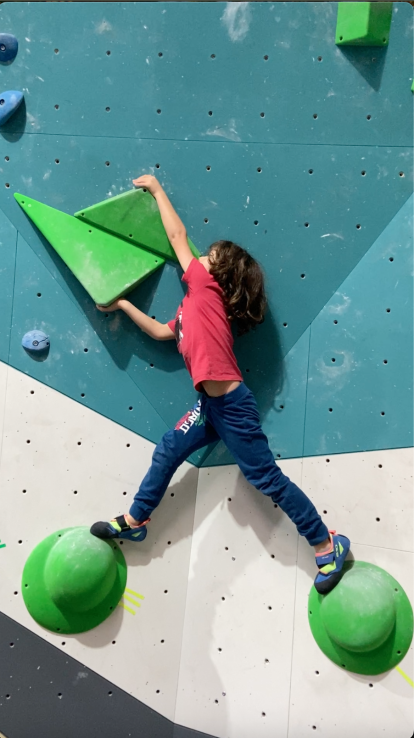 Un niño escalando en las instalaciones de Climbox, en Almería