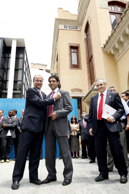 Un día muy grande para José Oriz Bernal luciendo el escudo de oro de Almería.