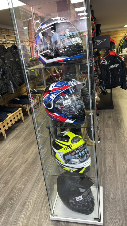 Un gran surtido de cascos , es esta caso de la marca Arai.