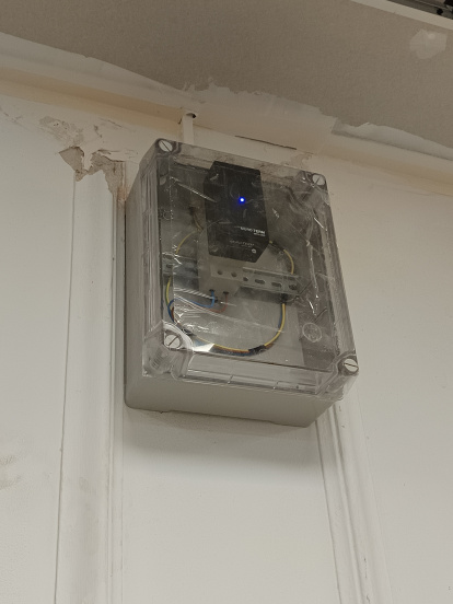 En el edificio se han colocado cuatro aparatos que permitirán evitar que la humedad se acumule