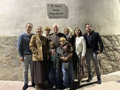 Diego Bonillo tras la inauguración de la calle acompañado de su familia.