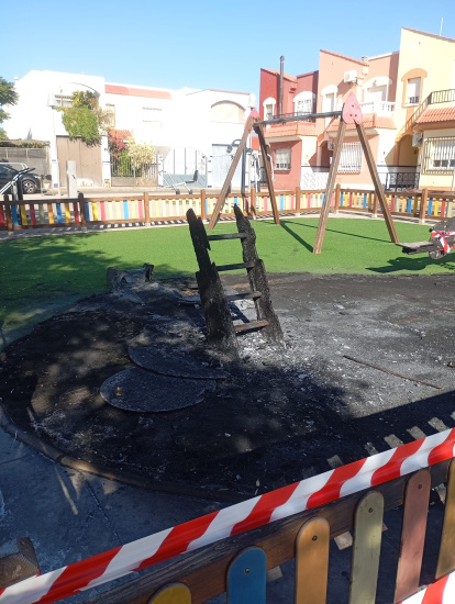 El parque ha sido precintado para evitar que los niños puedan accidentarse.