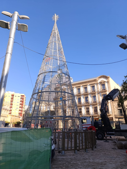 El árbol de Navidad hecho con luces ya está montado esperando el encendidoÇ