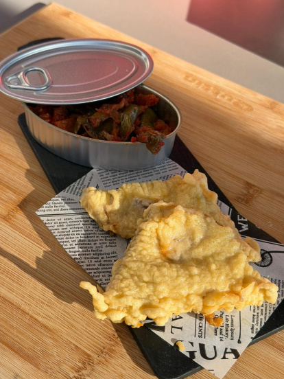 Pez espada con pimiento y cebolla de cafetería Entre Olivares.