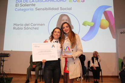 Entrega de la distinción de Sensibilidad Social a María del Carmen Rubio.