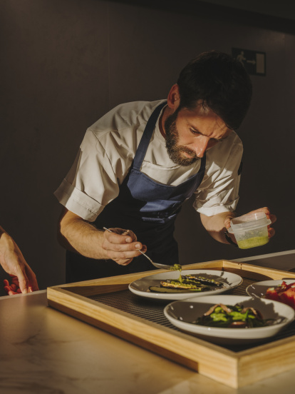 El chef Juan Vargas, durante la elaboración de un plato.