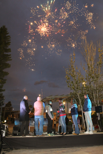 Fuegos artificiales para dar la bienvenida a la Navidad en Benahadux.
