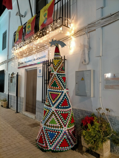 La Navidad adorna las calles de Nacimiento.