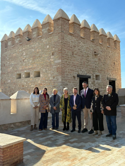 Foto de familia en el exterior de la Torre de la Justicia