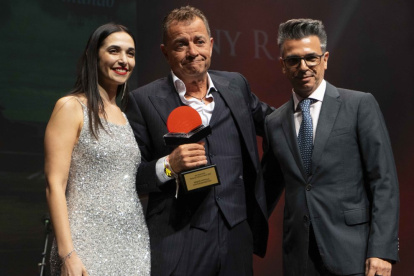 El ganador de la categoría Ficción Contemporánea, Fany R. M., con su obra 'El banco más bonito del mundo', junto a Susana Aragón y Enrique Parrilla